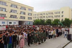 四川職業(yè)院校安全管理大新聞 2019合江縣少岷職業(yè)技術(shù)學(xué)校開展校園違禁物品排查收繳工作