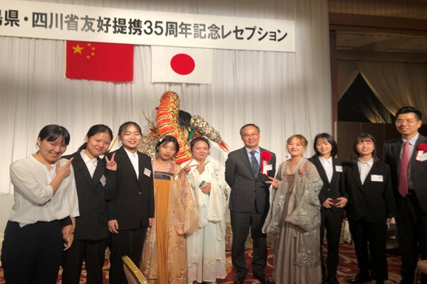 李云澤副省長親切問候成都鐵路衛(wèi)校留學(xué)生現(xiàn)場