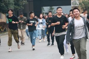 成都中專學(xué)校哪家好 四川科華高級(jí)技工學(xué)校舉行2019年應(yīng)急突擊疏散演練