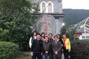 成都高中學(xué)校的先鋒——記四川省金堂中學(xué)校黨員“不忘初心，重走長(zhǎng)征路”