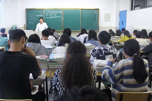 成都希望職業(yè)學校開展教師公開課分享與交流活動