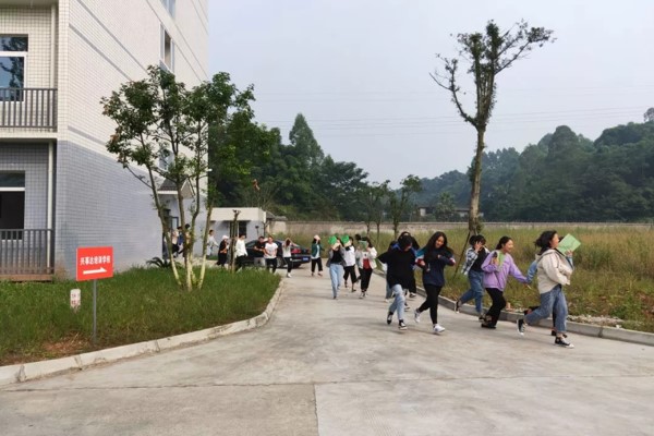 樂山市旅游學(xué)校舉行2019年“防踩踏”應(yīng)急疏散演練活動