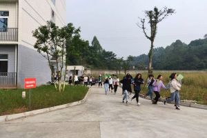 四川中職院校樂山市旅游學(xué)校舉行2019年“防踩踏”應(yīng)急疏散演練活動(dòng)