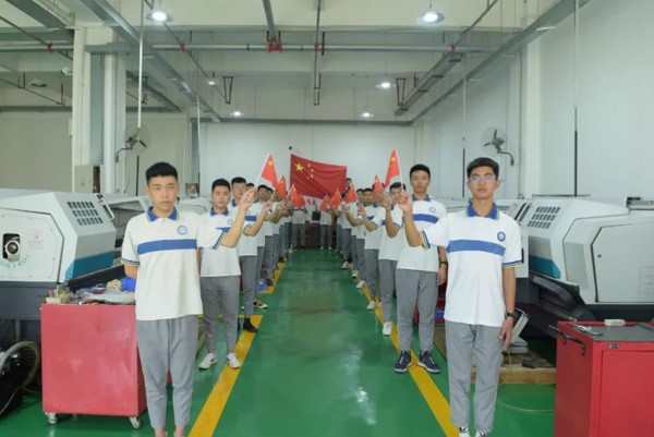 2019年成都石化工業(yè)學(xué)校學(xué)子濃情告白祖國70華誕