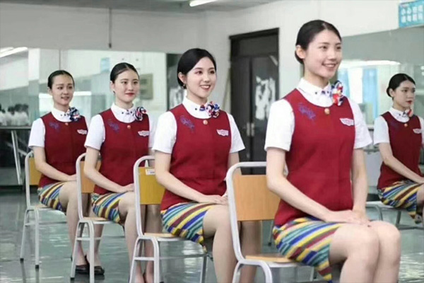 報考航空服務(wù)專業(yè)