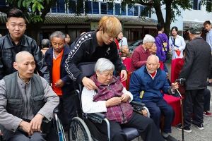 四川現(xiàn)代藝術(shù)學(xué)校新聞：2019年藝術(shù)學(xué)子深入敬老院獻(xiàn)愛心