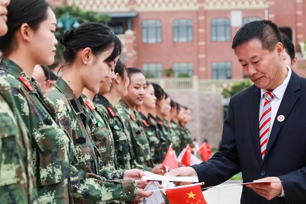 天府新區(qū)航空旅游職業(yè)學(xué)院領(lǐng)導(dǎo)為獲獎學(xué)子頒獎