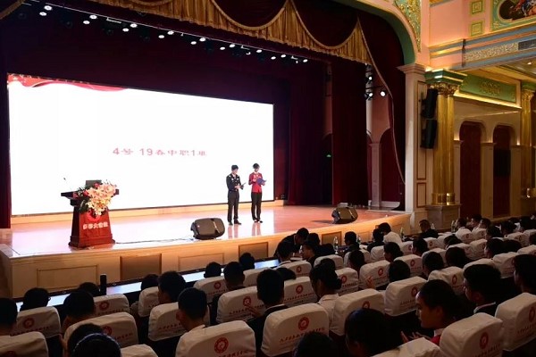 天府新區(qū)航空旅游職業(yè)學(xué)院舉行2019年“快閃”頒獎(jiǎng)典禮
