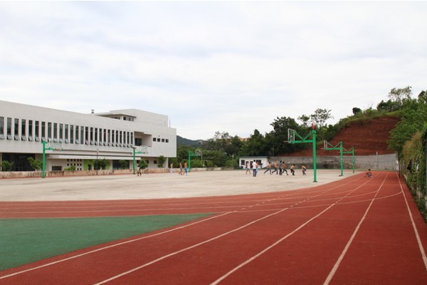 眉山市華西航空旅游學校操場