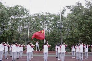 四川城市技師學院舉行升旗儀式并表彰獲獎學生