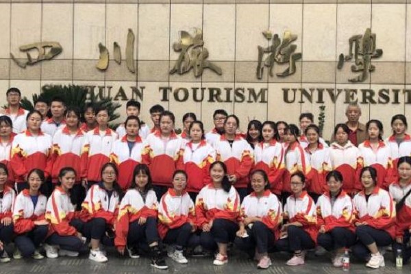 成都市蜀興職業(yè)中學(xué)學(xué)子參觀四川旅游學(xué)院