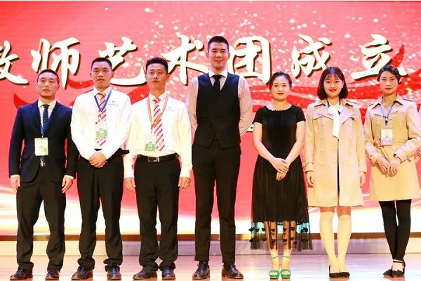 天府新區(qū)航空旅游職業(yè)學(xué)院教師藝術(shù)團(tuán)各小組組長合影
