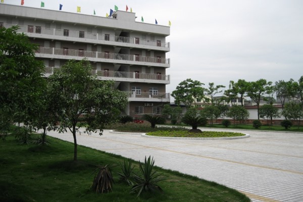 空就和工業(yè)廠房.jpg