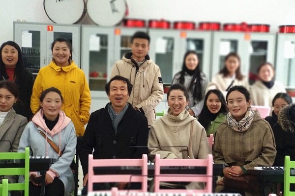 四川現(xiàn)代藝術(shù)學(xué)校赴德格參加2019年工作推進(jìn)會(huì)