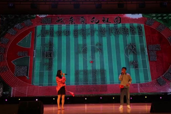 四川交通職業(yè)技術(shù)學(xué)院學(xué)生合唱《我和我的祖國》