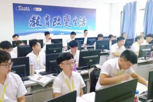 成都中專學(xué)校北大青鳥學(xué)校召開家長(zhǎng)會(huì)