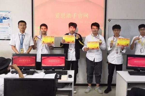 成都北大青鳥(niǎo)學(xué)校學(xué)子風(fēng)采