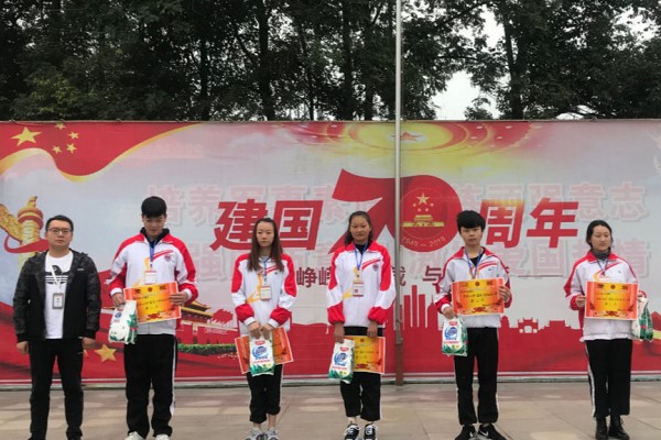 龐智敏科長為三等獎(jiǎng)寢室頒獎(jiǎng)