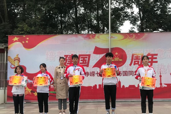 林靜科長為二等獎(jiǎng)寢室頒獎(jiǎng)
