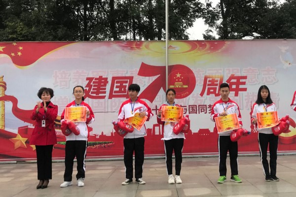 魏沁校長為一等獎(jiǎng)寢室頒獎(jiǎng)