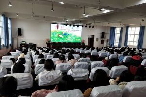 成都中專學(xué)校希望職業(yè)學(xué)校舉行女生健康講座