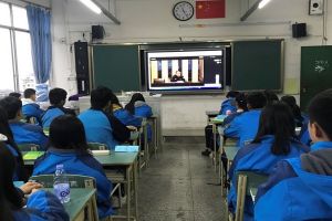成都高中學(xué)校成藝附中舉行法制講座