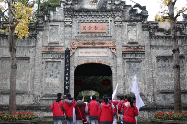 四川高中學(xué)校