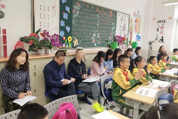 成都職業(yè)學(xué)校希望職業(yè)學(xué)校開展校級(jí)研討