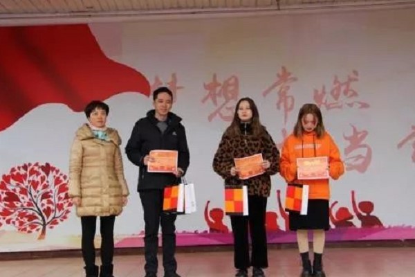 四川中職院?，F(xiàn)代藝術學校舉行愛校主題活動