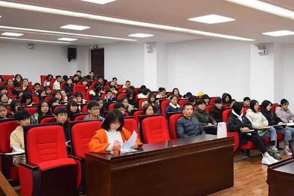 四川中職院校五冶大學(xué)開展會計專業(yè)講座