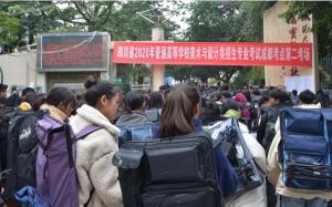 四川現(xiàn)代藝術(shù)學(xué)校祝每一個(gè)藝術(shù)的學(xué)子考試順利