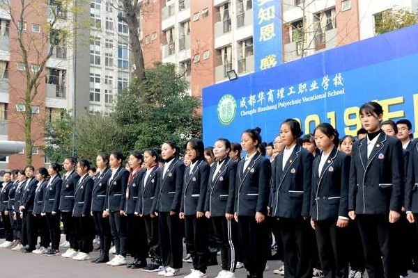 華商理工職業(yè)學(xué)校舉行團(tuán)員入團(tuán)儀式