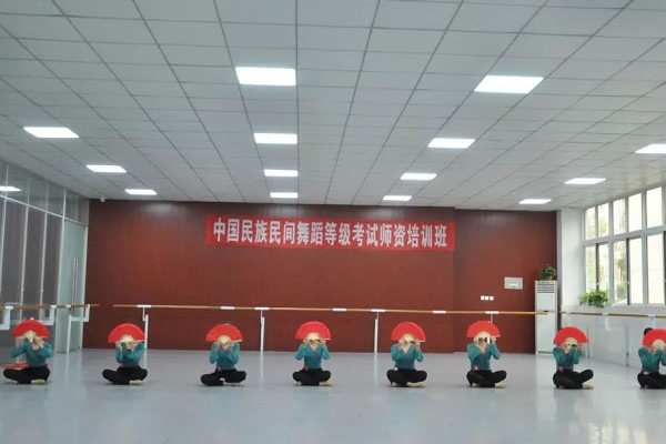 四川現(xiàn)代藝術(shù)學(xué)校民間舞蹈等級(jí)考試完美收官