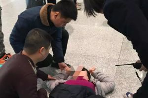 成都中專學(xué)校四川省針灸學(xué)校車站暖心救助