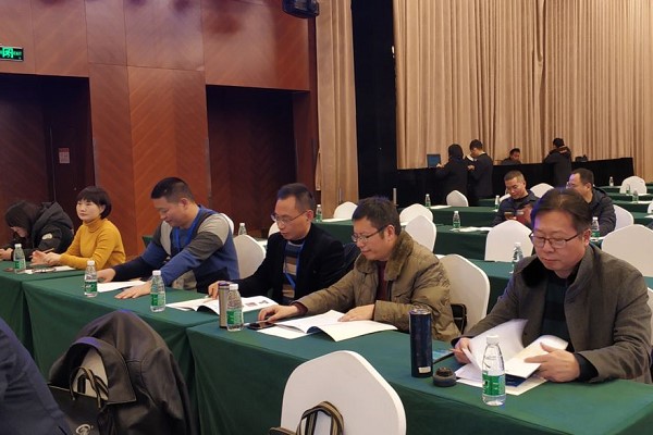 成都中專學校成都希望職業(yè)學校參加高峰論壇會