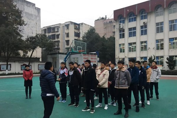 成都職高成都市財(cái)貿(mào)職高學(xué)子重走建川路
