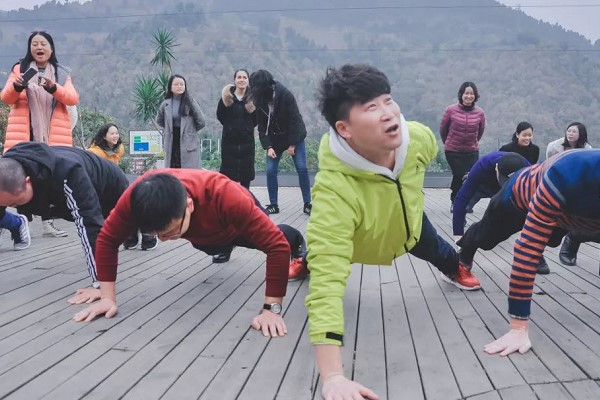 成都中專學(xué)校成都希望職業(yè)學(xué)校開展主題教育活動