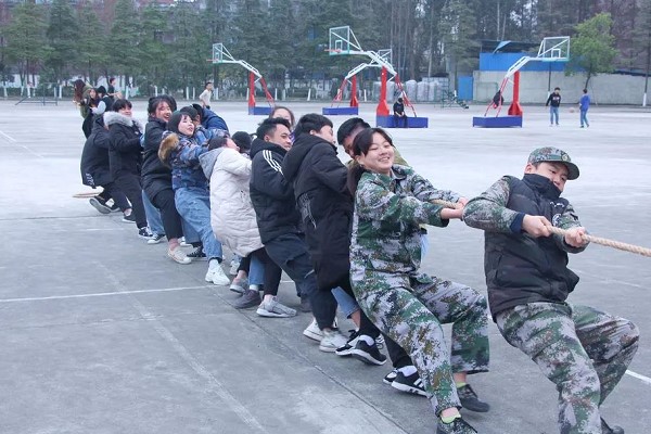 成都中職學(xué)校成都希望職業(yè)學(xué)校舉行拔河比賽
