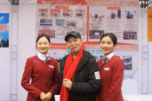 李伯清參觀成都東星航空職業(yè)學(xué)校禁毒展覽作品