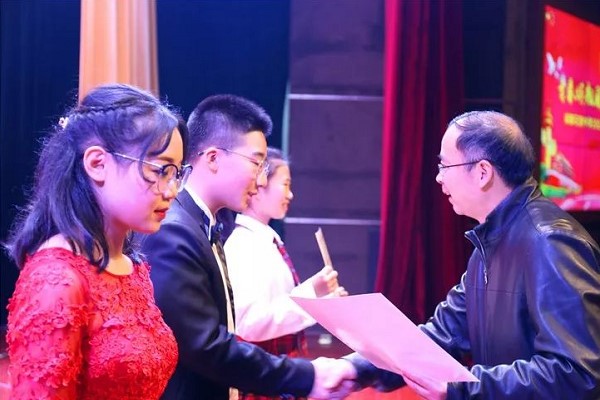 成都高中學(xué)校石室中學(xué)喜迎合唱比賽