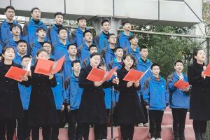 成都中職學(xué)校成都希望職業(yè)學(xué)校舉行升旗儀式