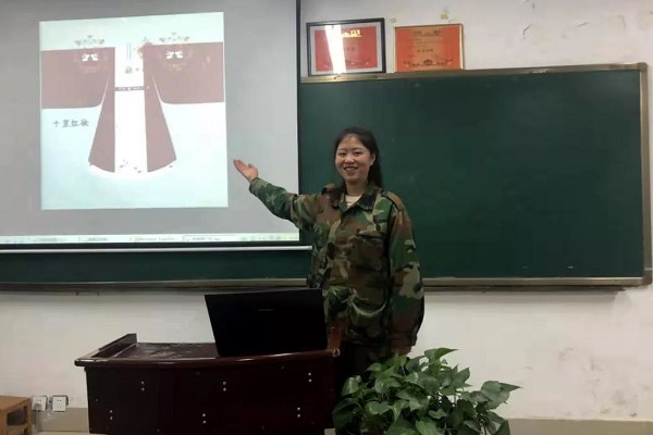 四川愛華學院舉行動態(tài)廣告展示課