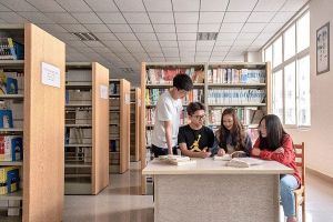 四川中職學(xué)校宜賓衛(wèi)校為“9+3”新生發(fā)放冬裝