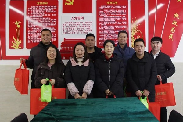 成都職業(yè)學(xué)校成都希望職業(yè)學(xué)校開展慰問黨員活動(dòng)