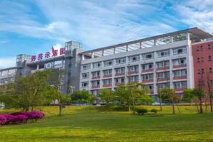 四川中職學校自貢職業(yè)技術(shù)學校接待領導看望教職工