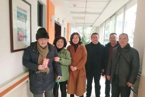 成都中職學校領導看望崇慶中學離休老干部