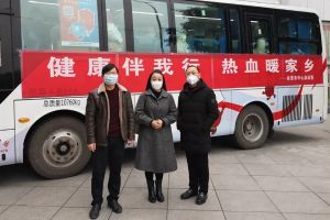 成都中專學(xué)校自貢職業(yè)技術(shù)學(xué)校黨員帶頭無償獻(xiàn)血