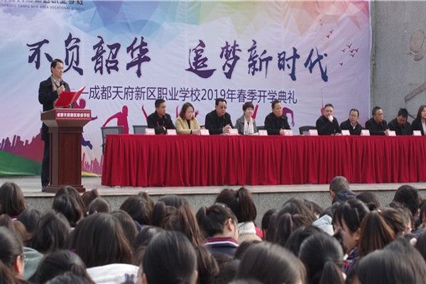 崇州市電子職業(yè)技術(shù)學(xué)?？箵粢咔橥Ｕn不停學(xué)