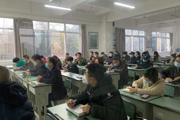 成都高中學校成藝附中開展防控培訓(xùn)會