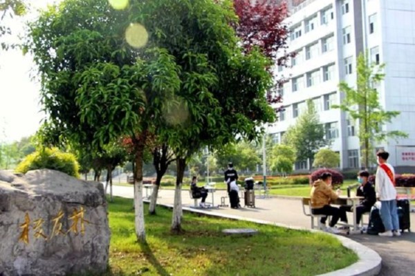 四川中職學(xué)校戰(zhàn)疫迎復(fù)課 商貿(mào)職業(yè)學(xué)校開學(xué)啦